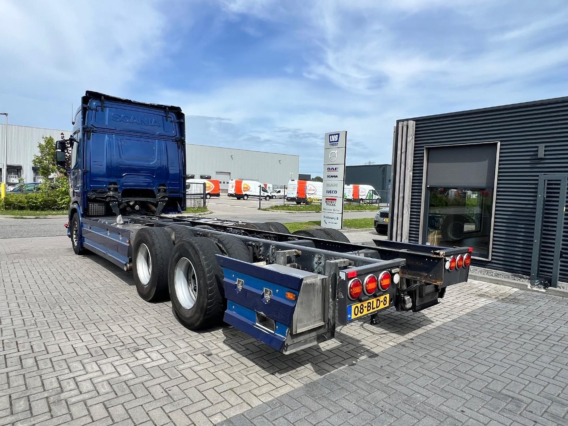 53261537-7.jpg