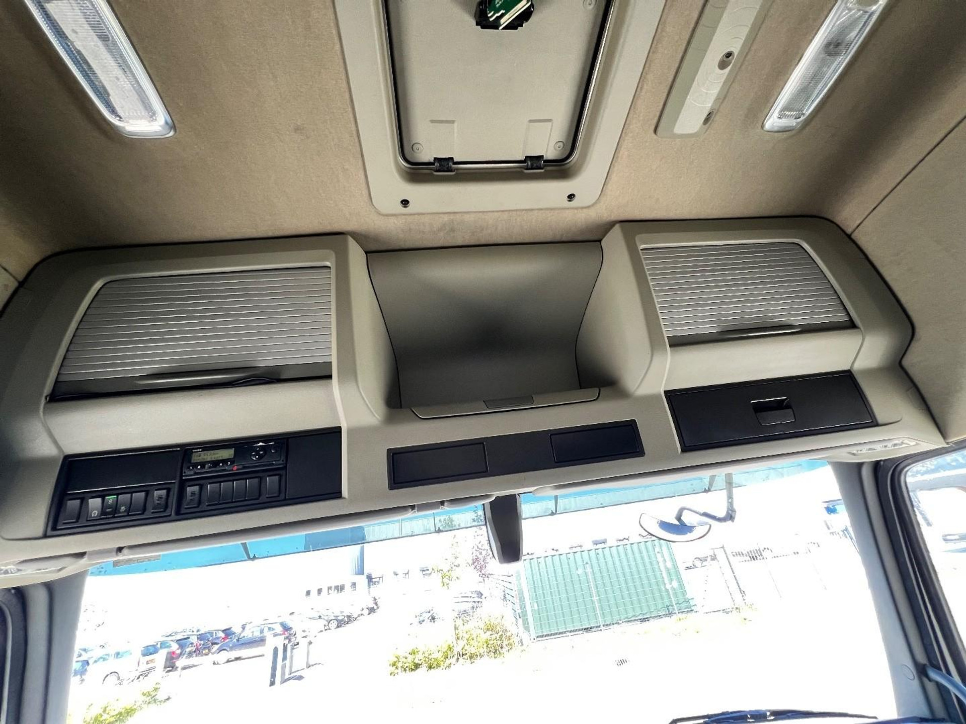 53184378-14.jpg