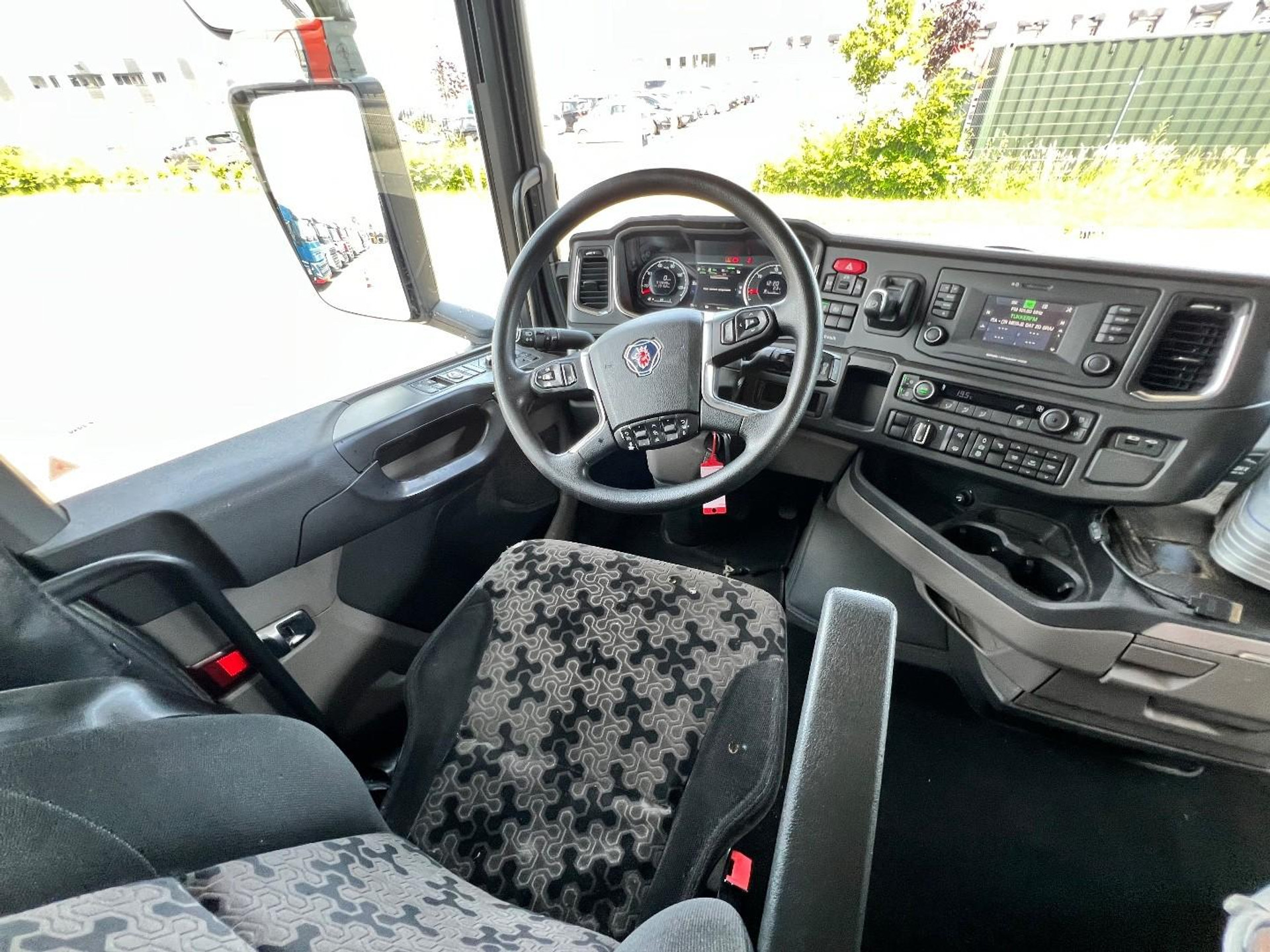 54476149-16.jpg