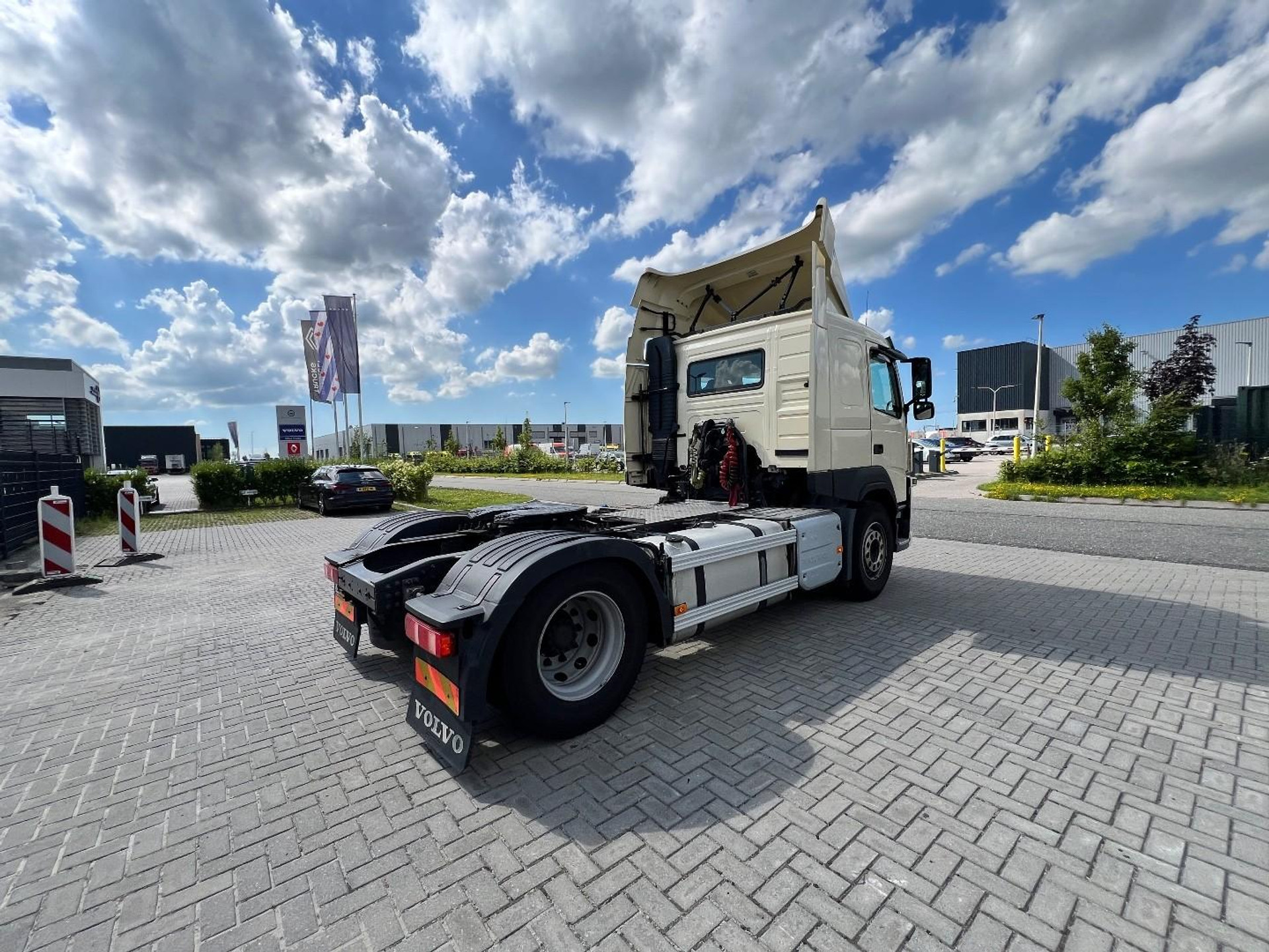 54694707-5.jpg