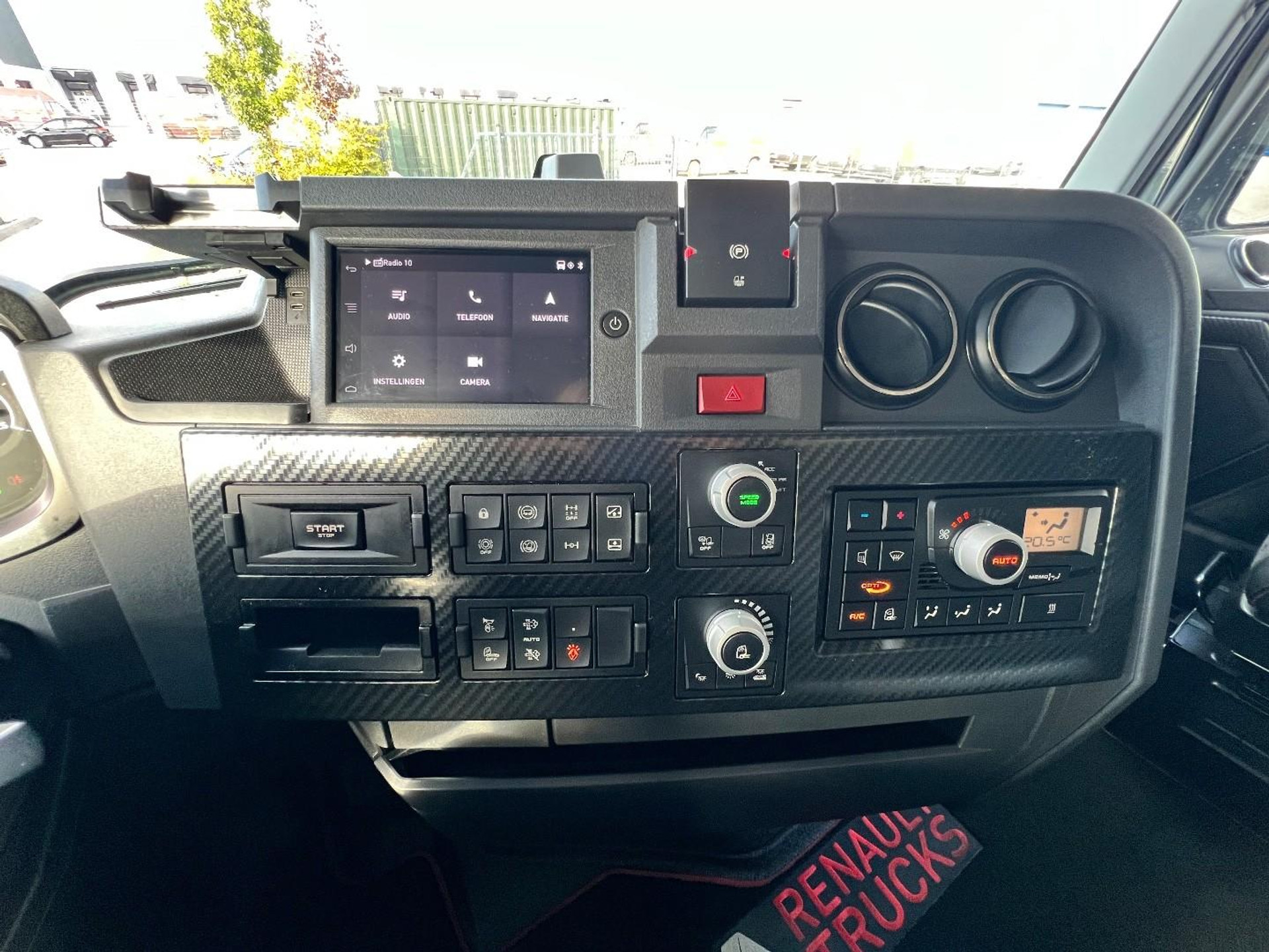 56964893-17.jpg