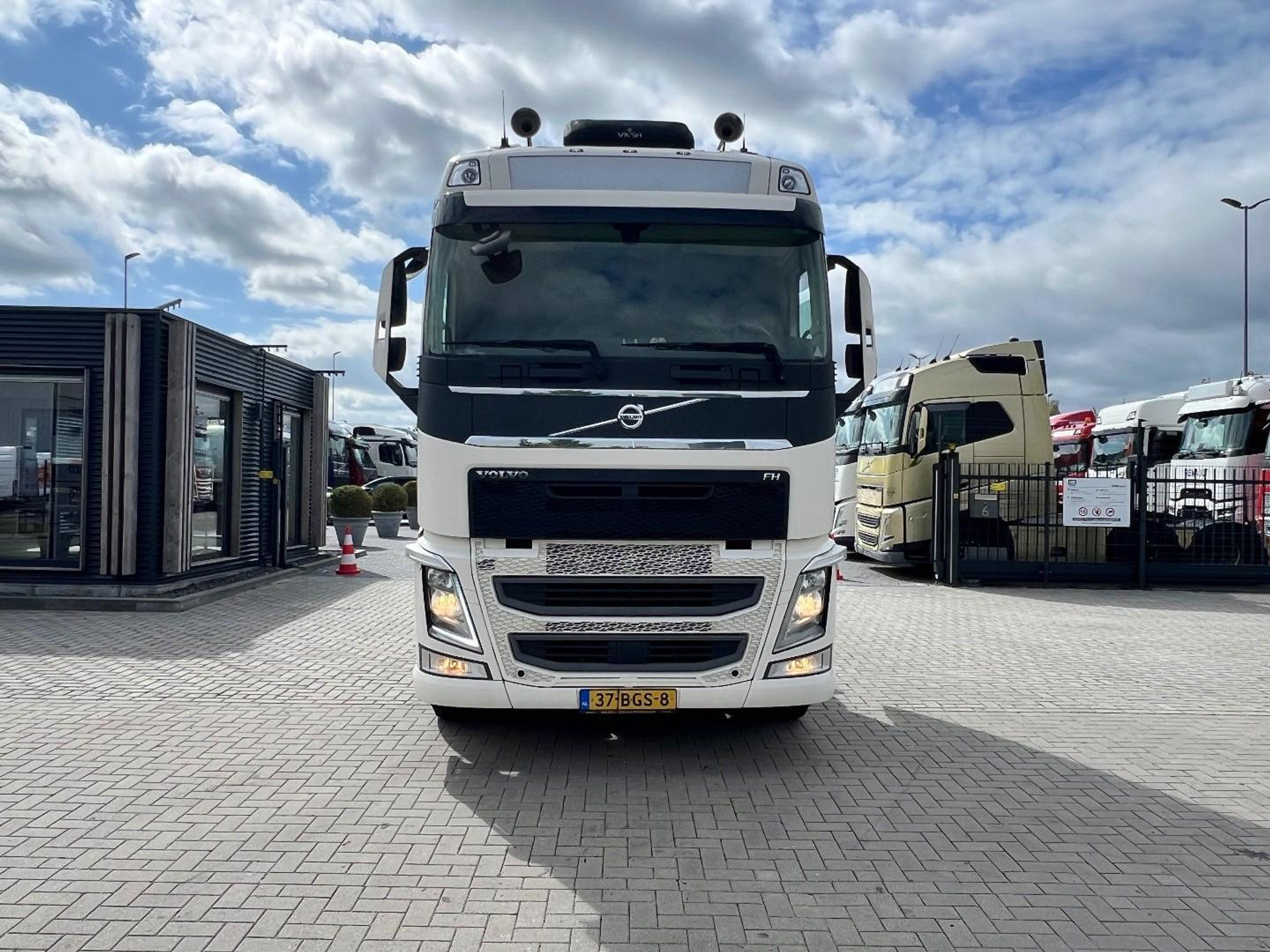 56150764-2.jpg