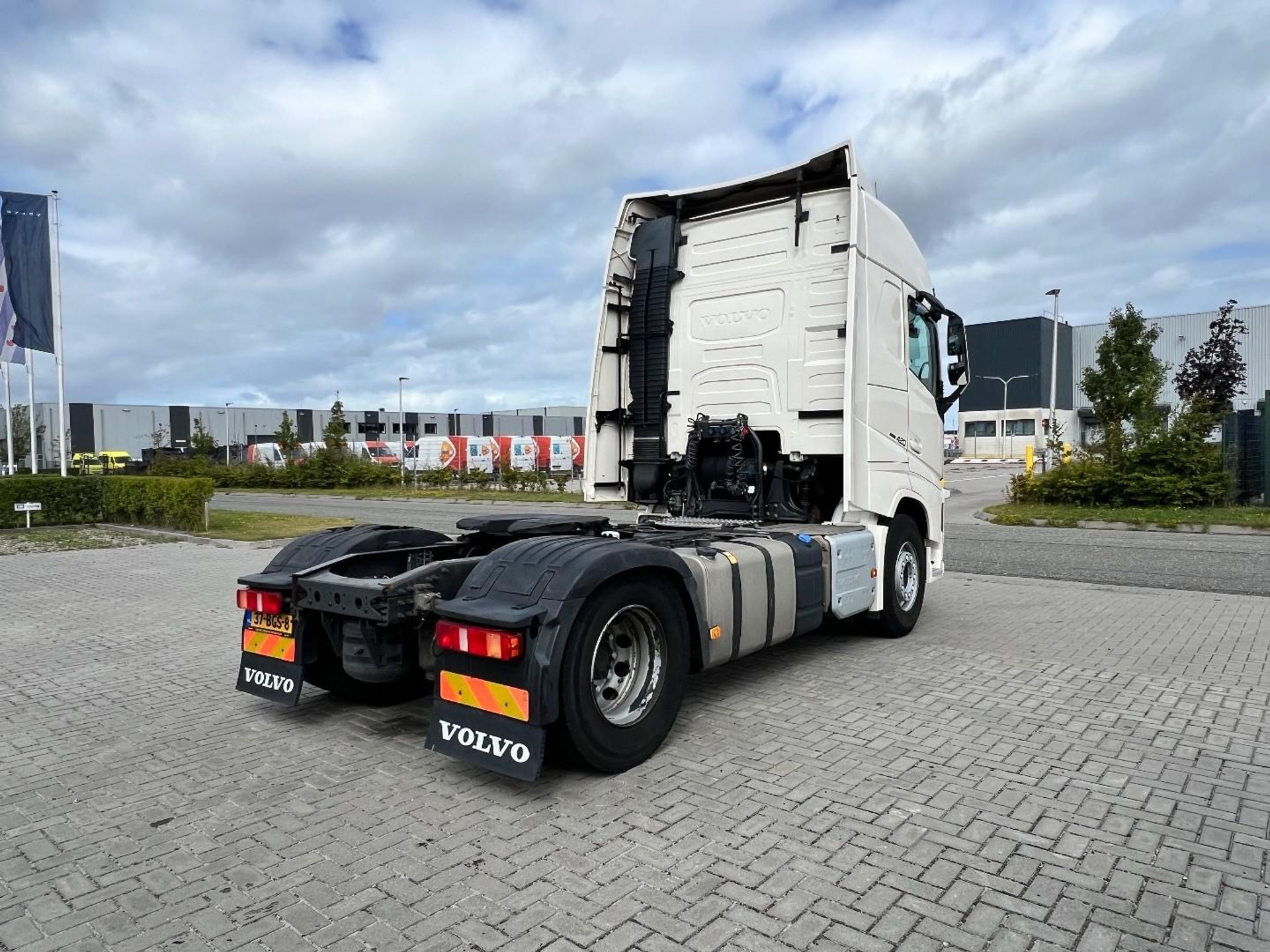 56150764-5.jpg