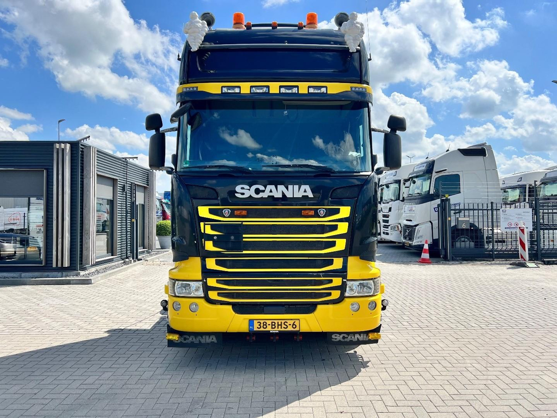 54694977-2.jpg