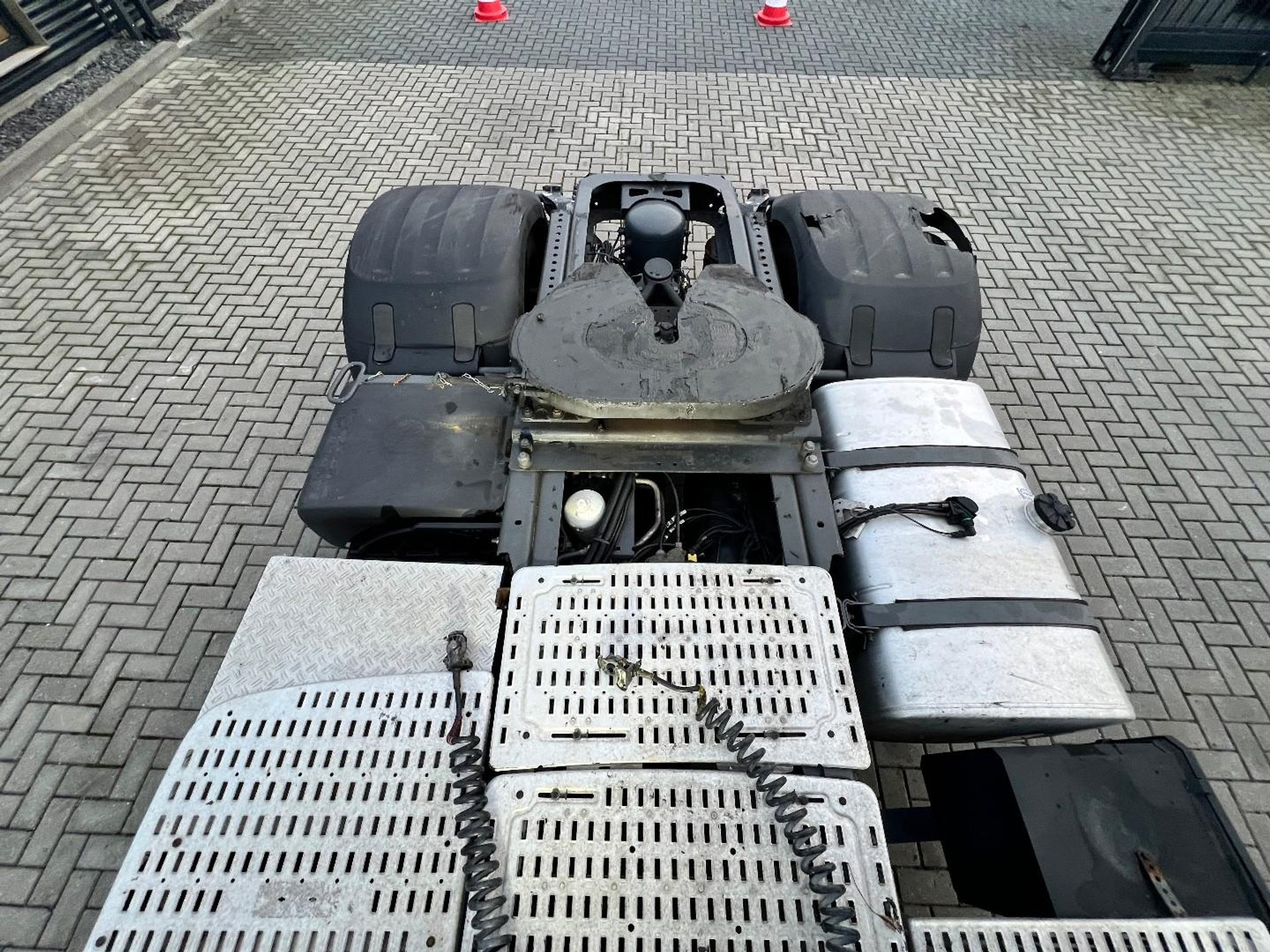 49142910-14.jpg