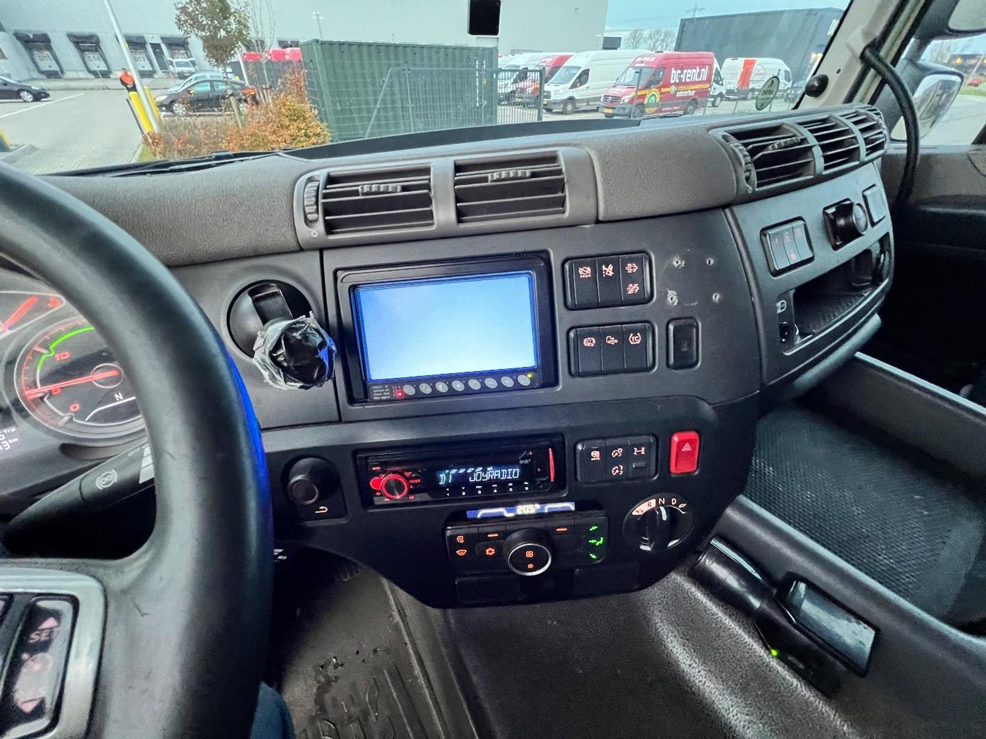 49142910-16.jpg