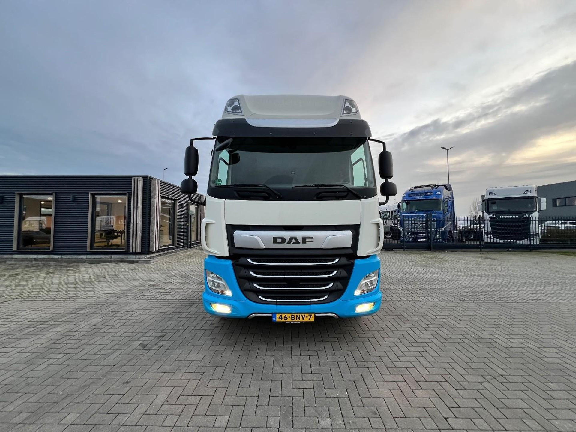 49142910-2.jpg