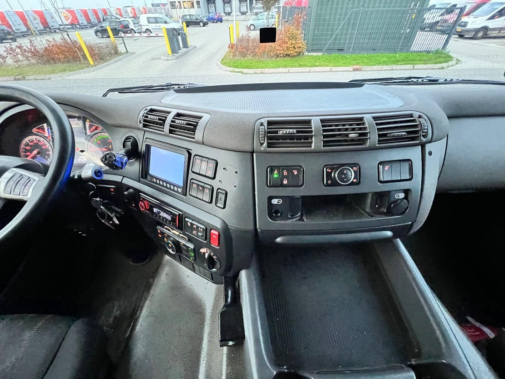 49142910-25.jpg