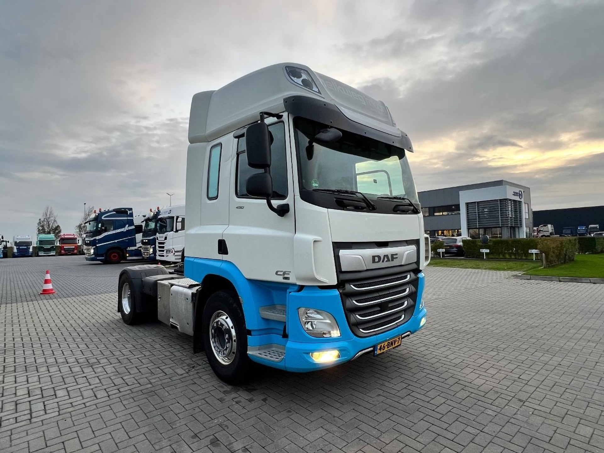 49142910-3.jpg