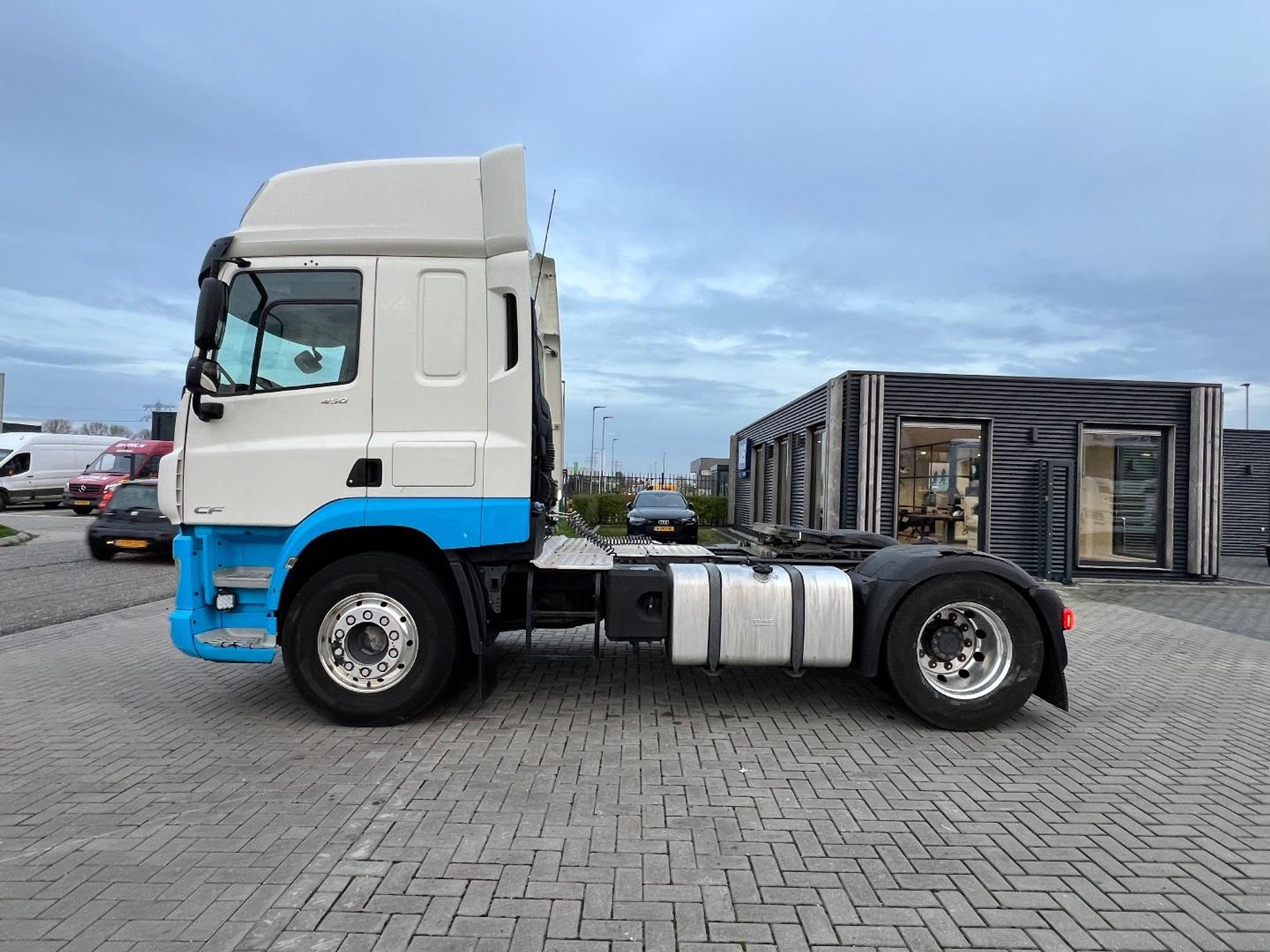 49142910-8.jpg