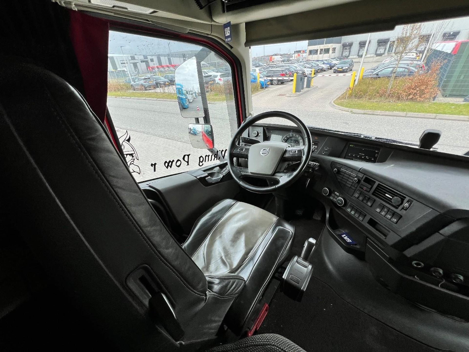52525041-27.jpg