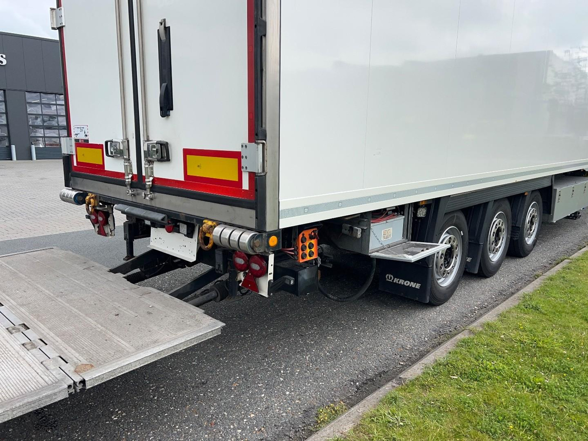 54312940-10.jpg