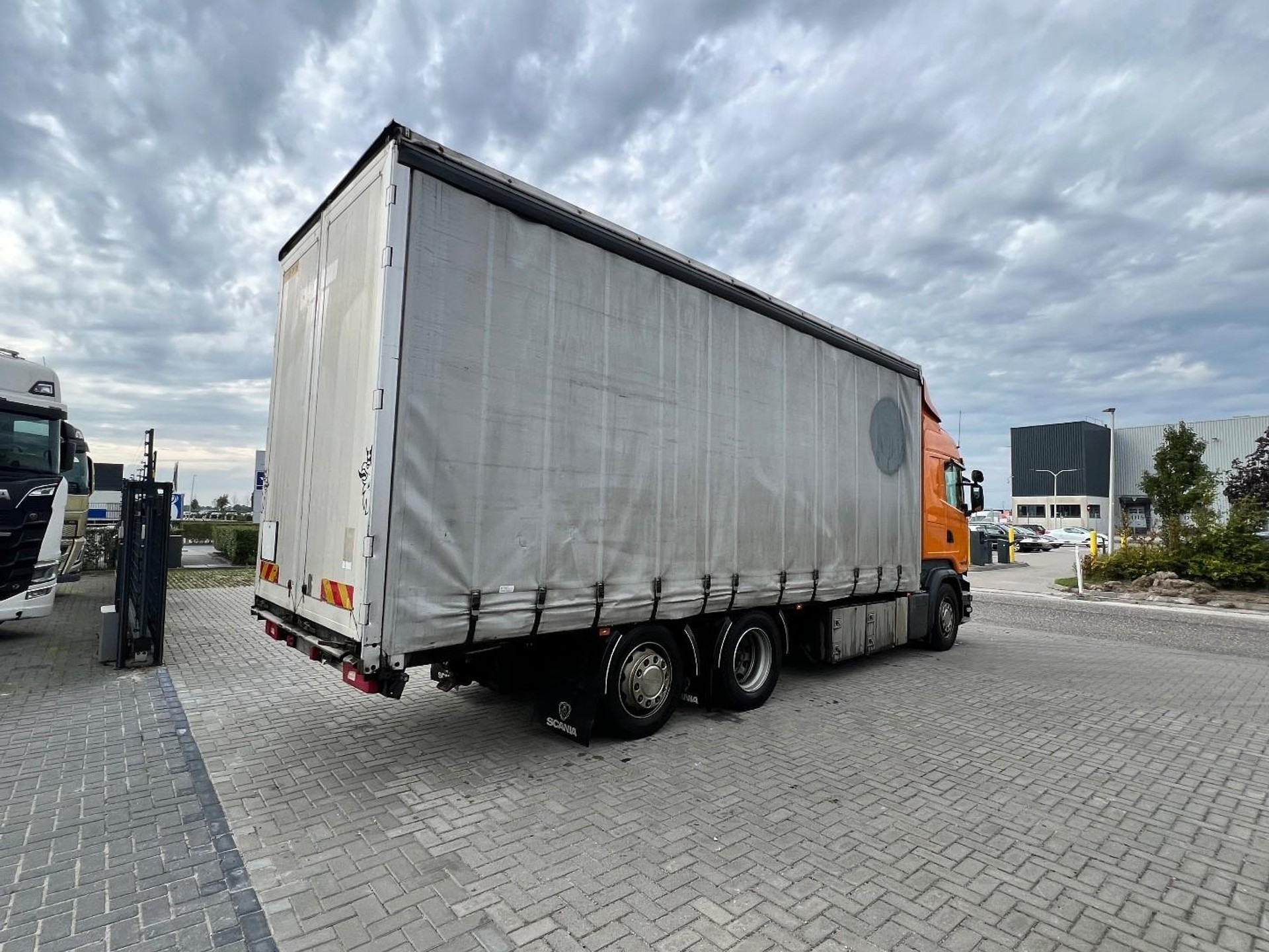 56733673-5.jpg