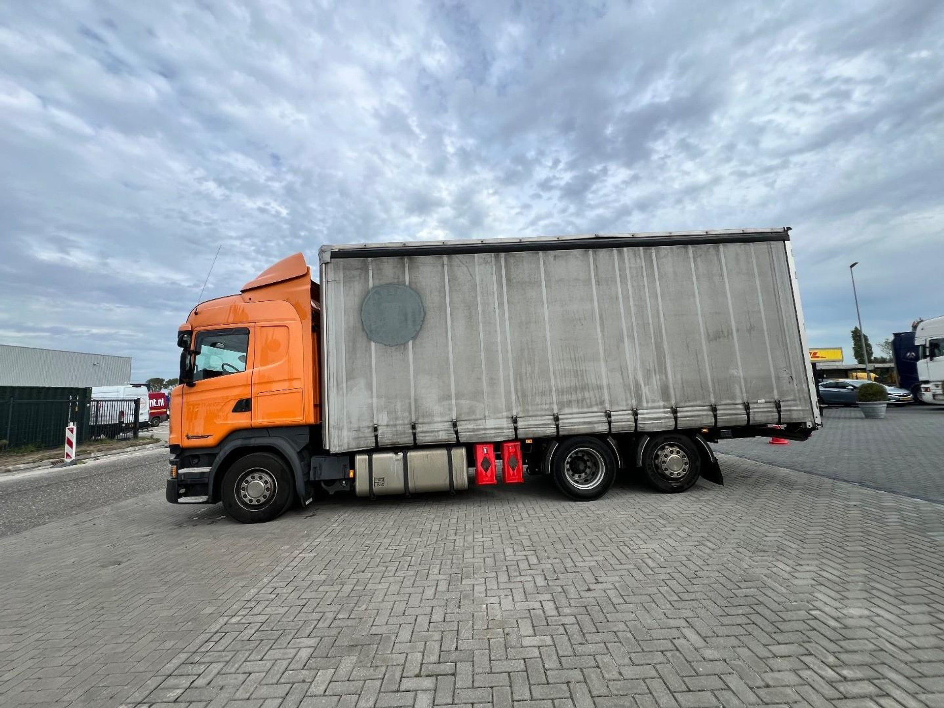 56733673-7.jpg