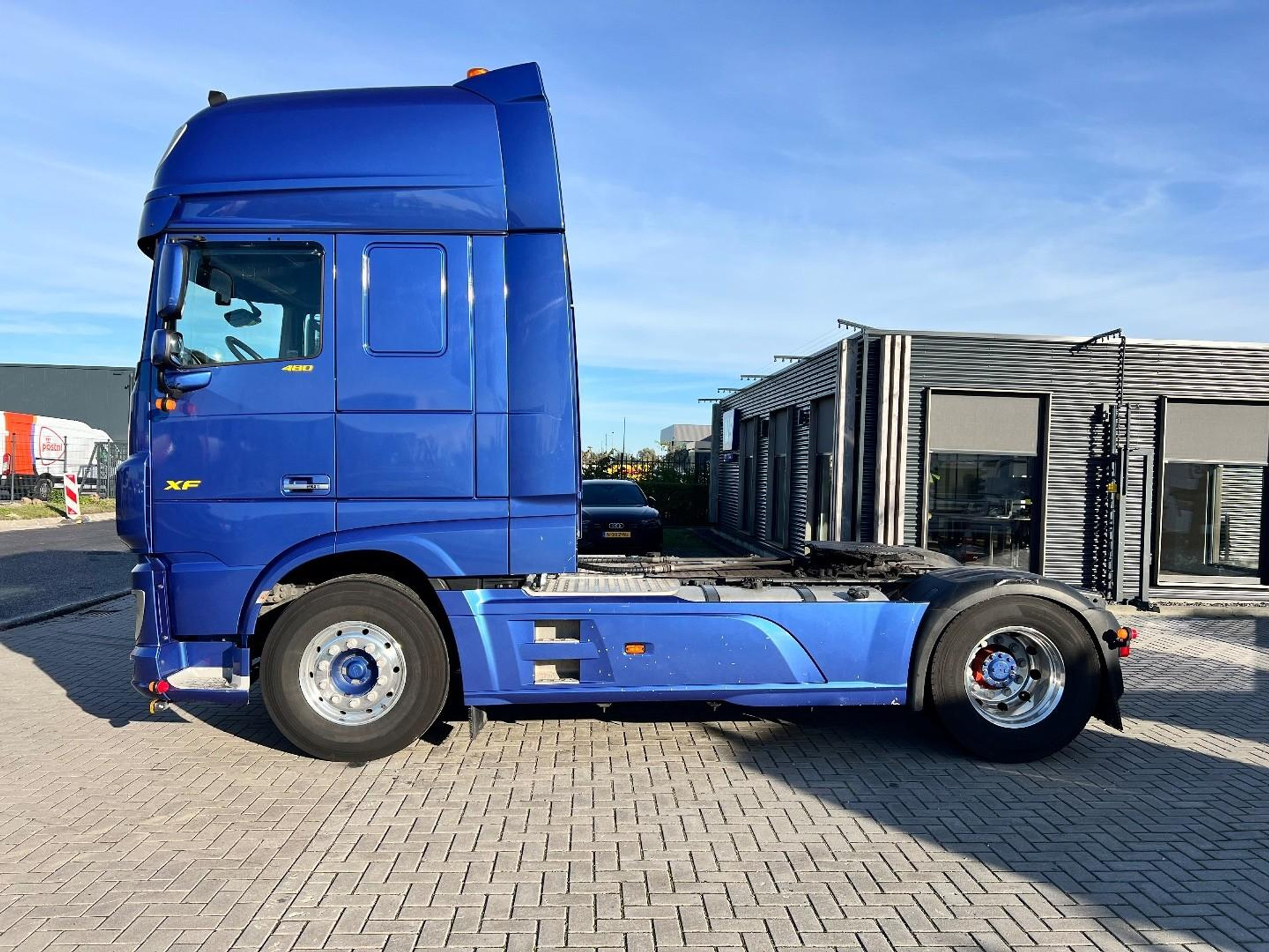 57389135-8.jpg