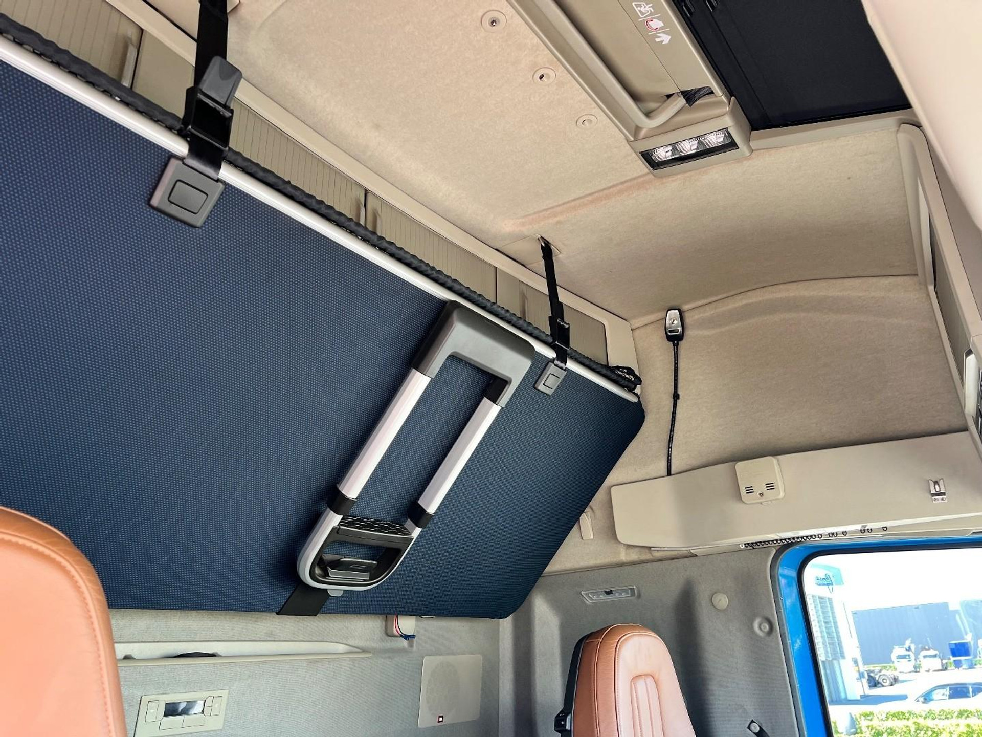 56193718-29.jpg