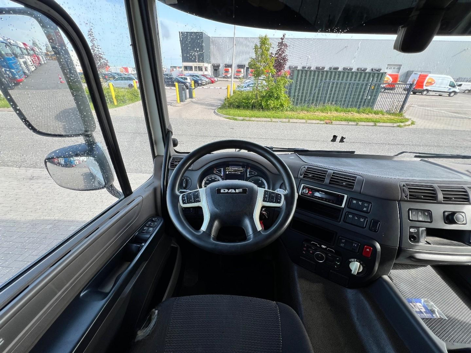 53710329-16.jpg