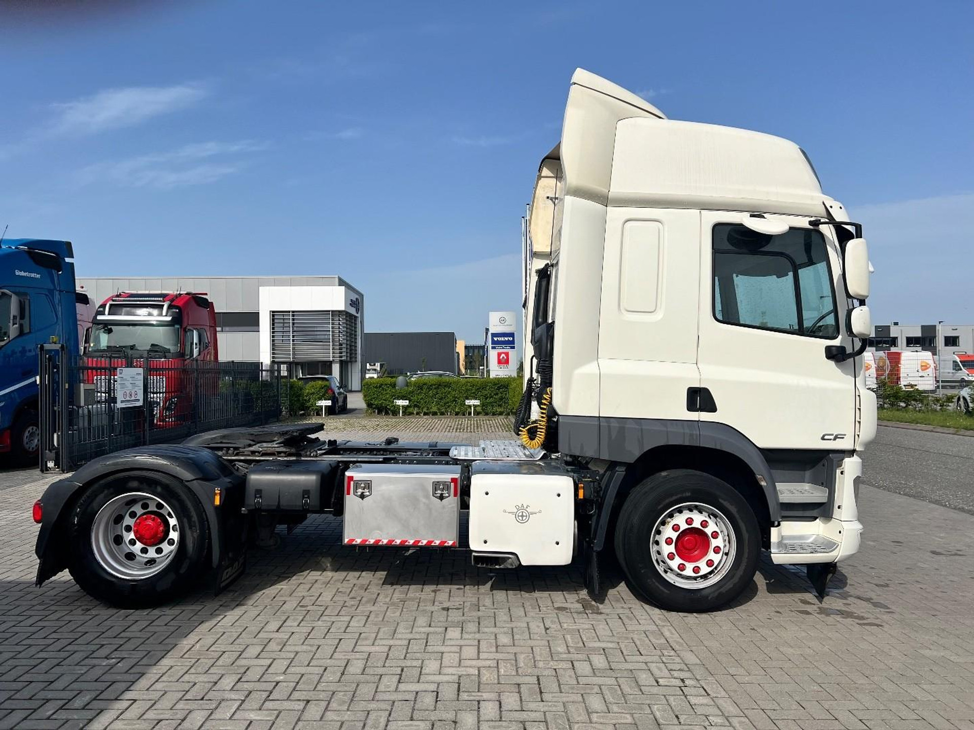 53710329-4.jpg