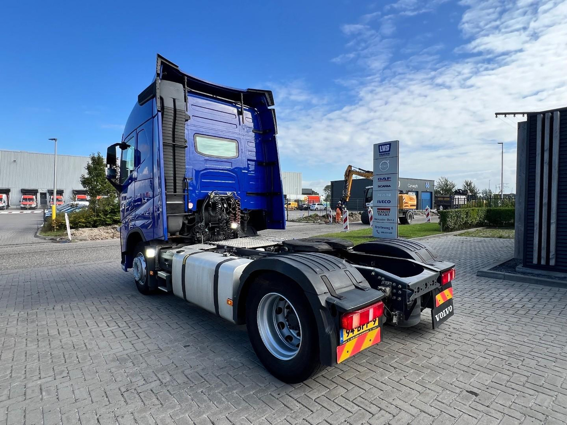 56590230-3.jpg