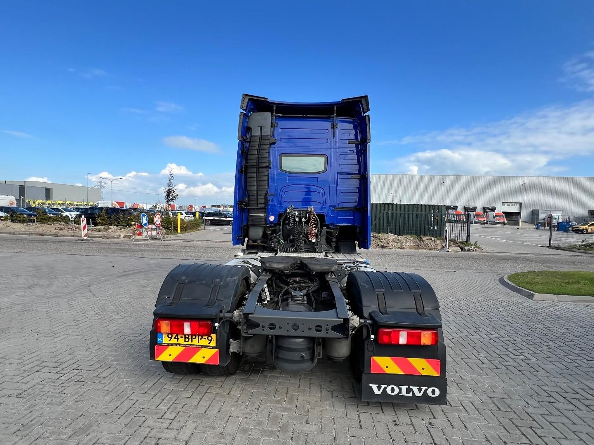 56590230-4.jpg