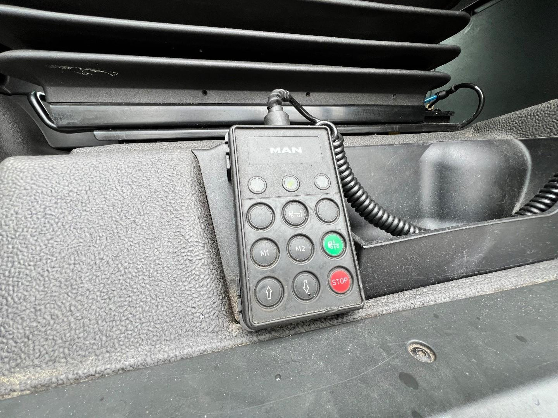 55103582-11.jpg