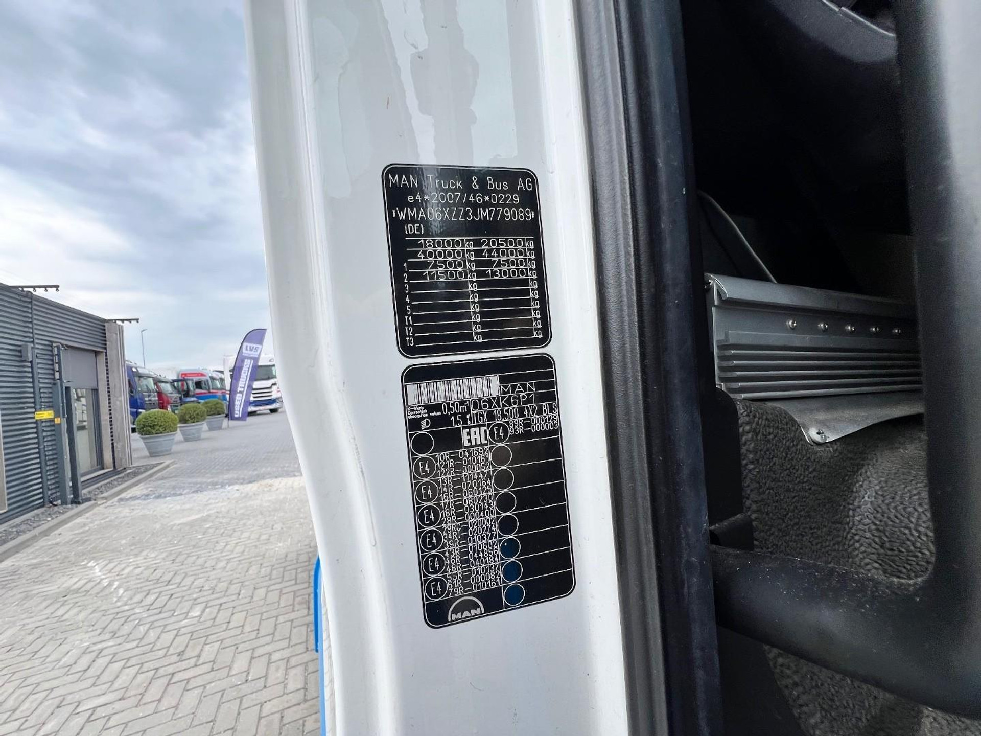55103582-22.jpg