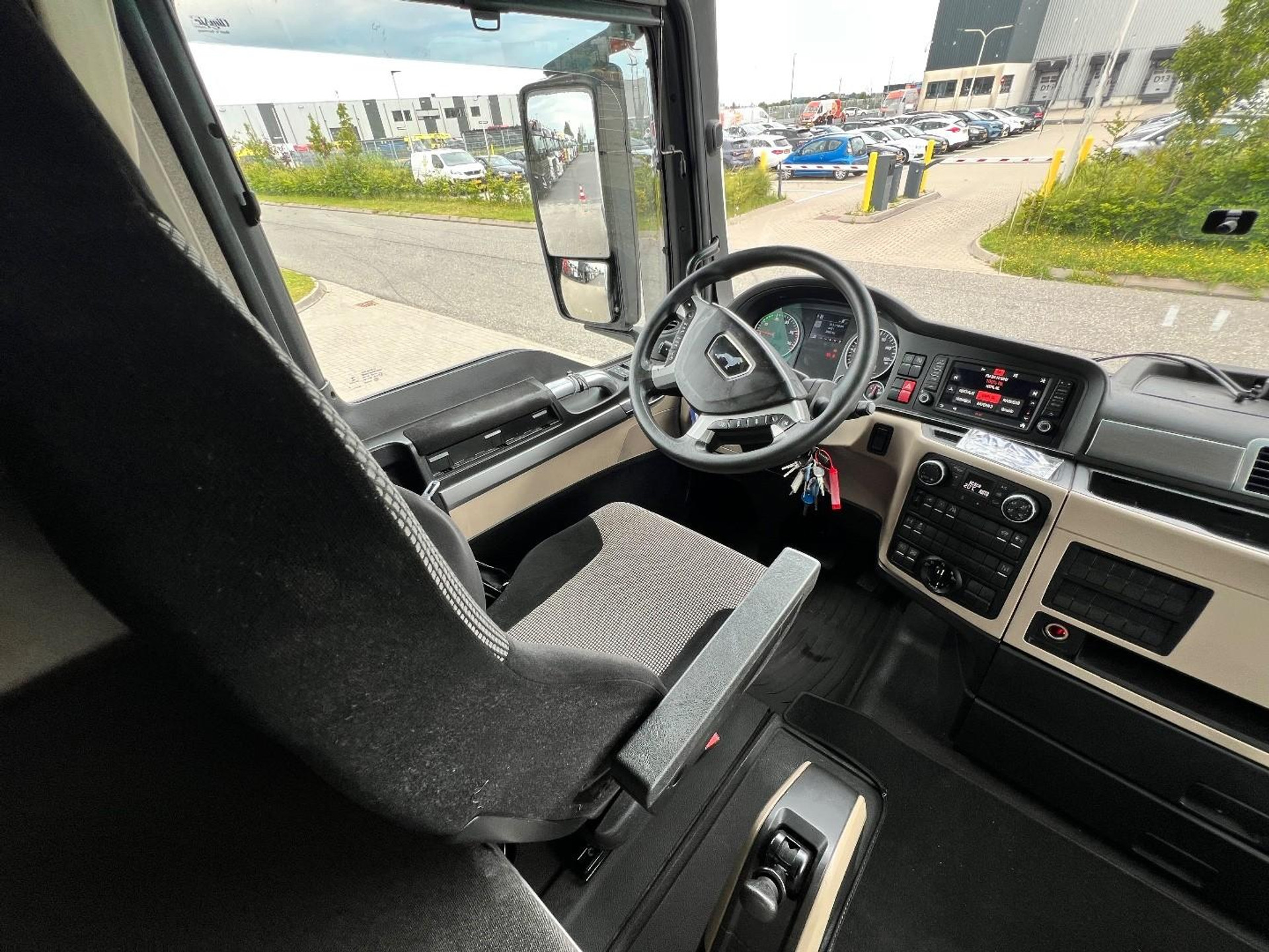 55103582-27.jpg
