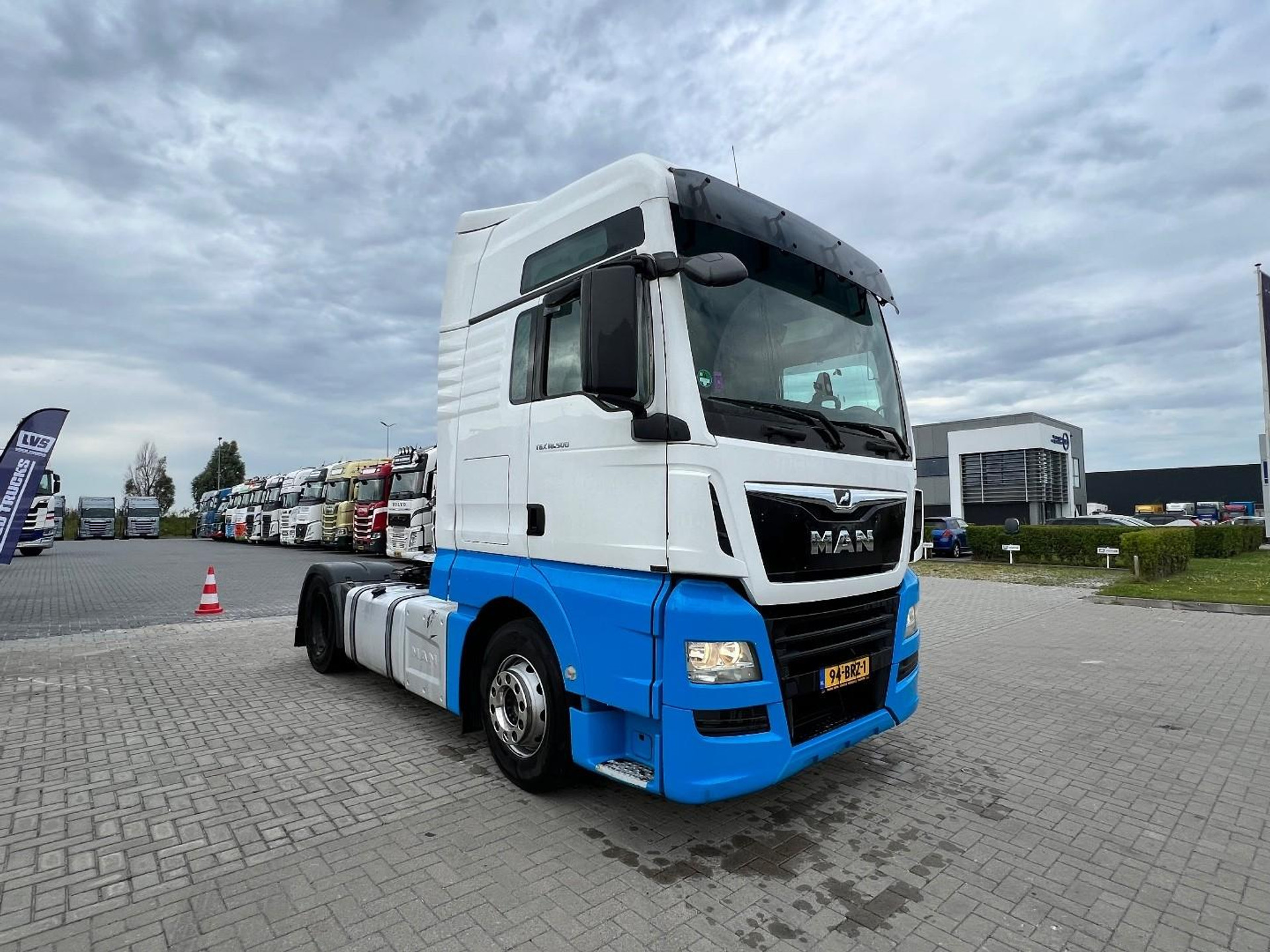 55103582-3.jpg
