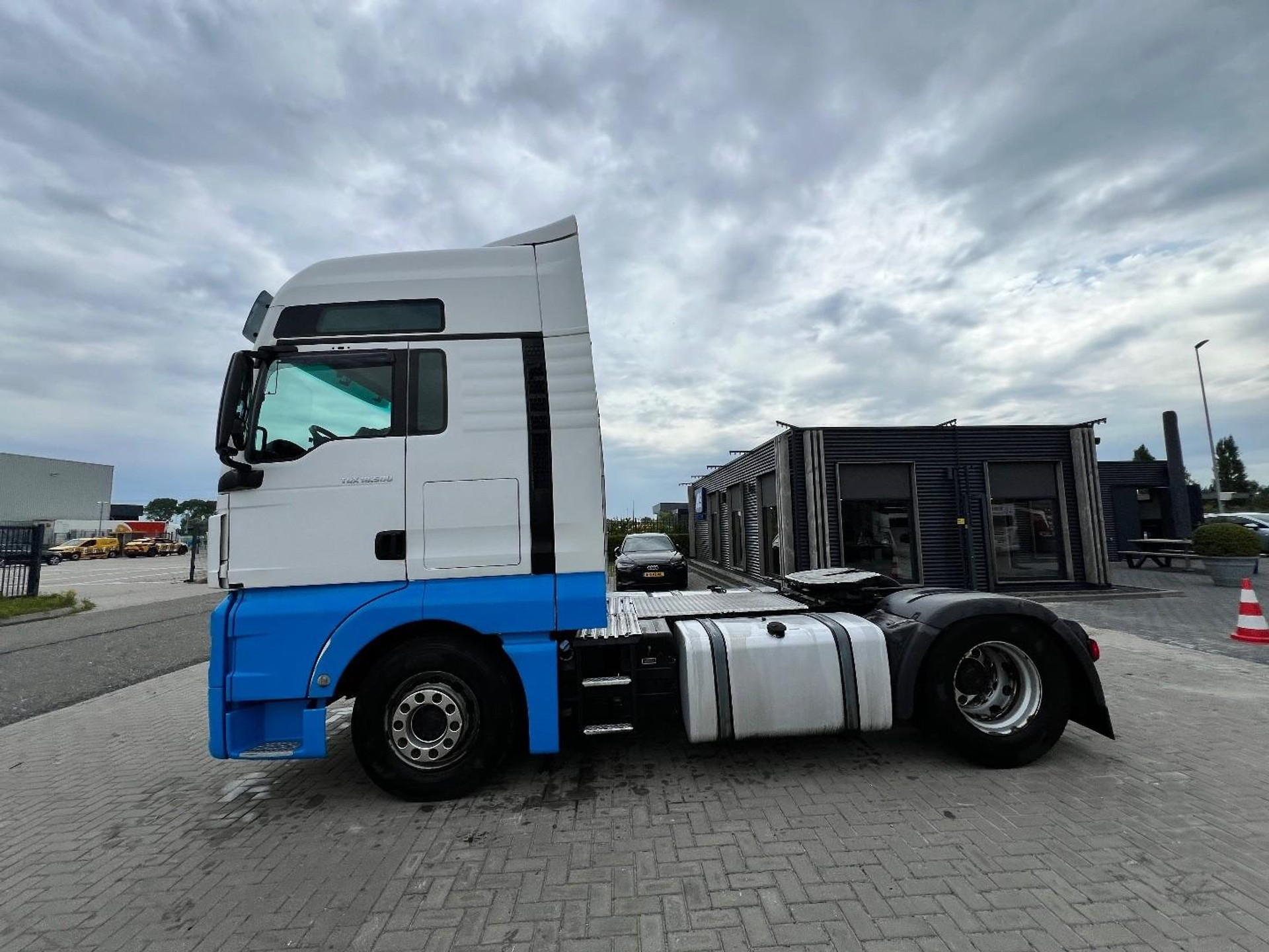 55103582-8.jpg