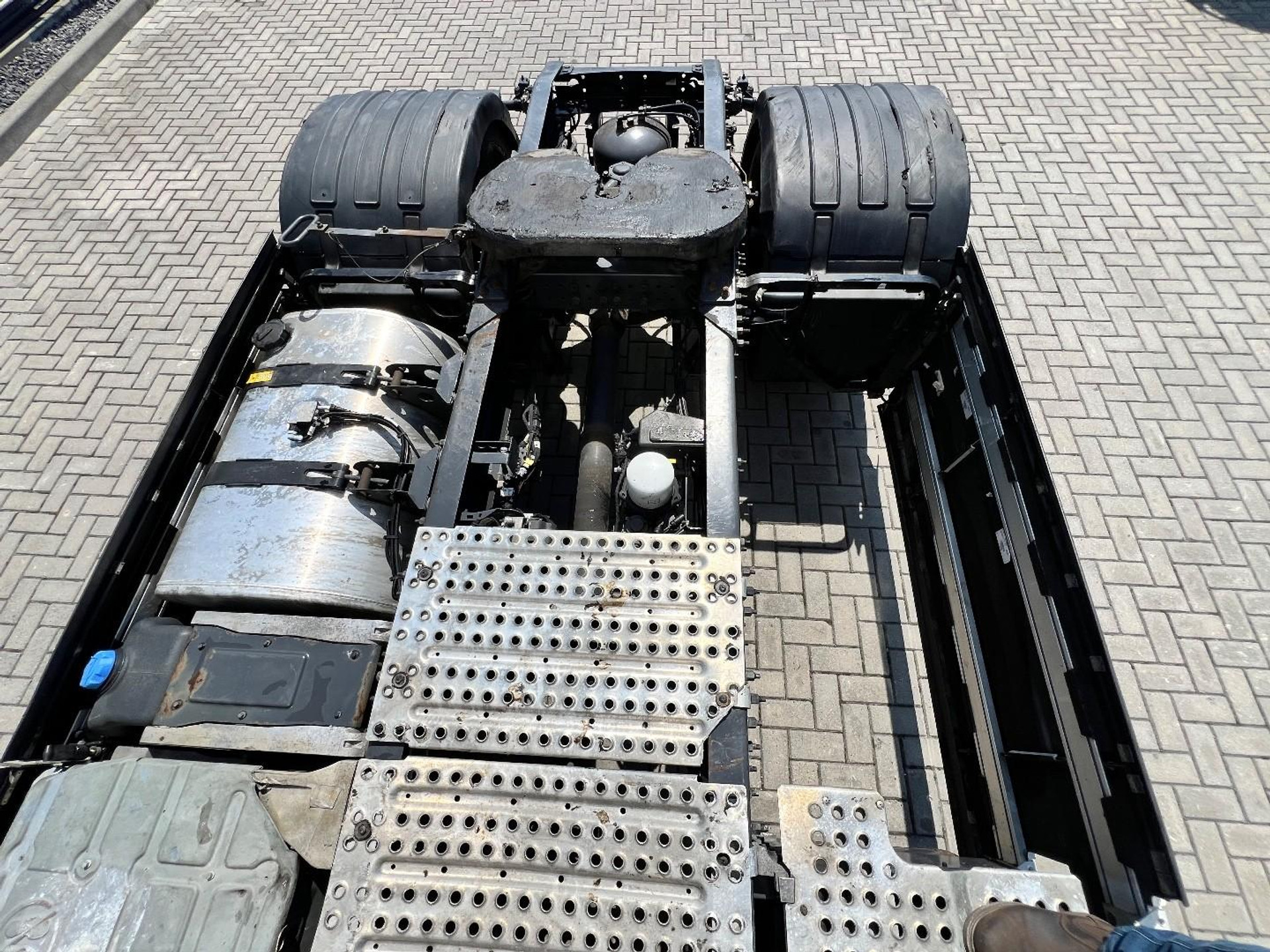 53629796-15.jpg