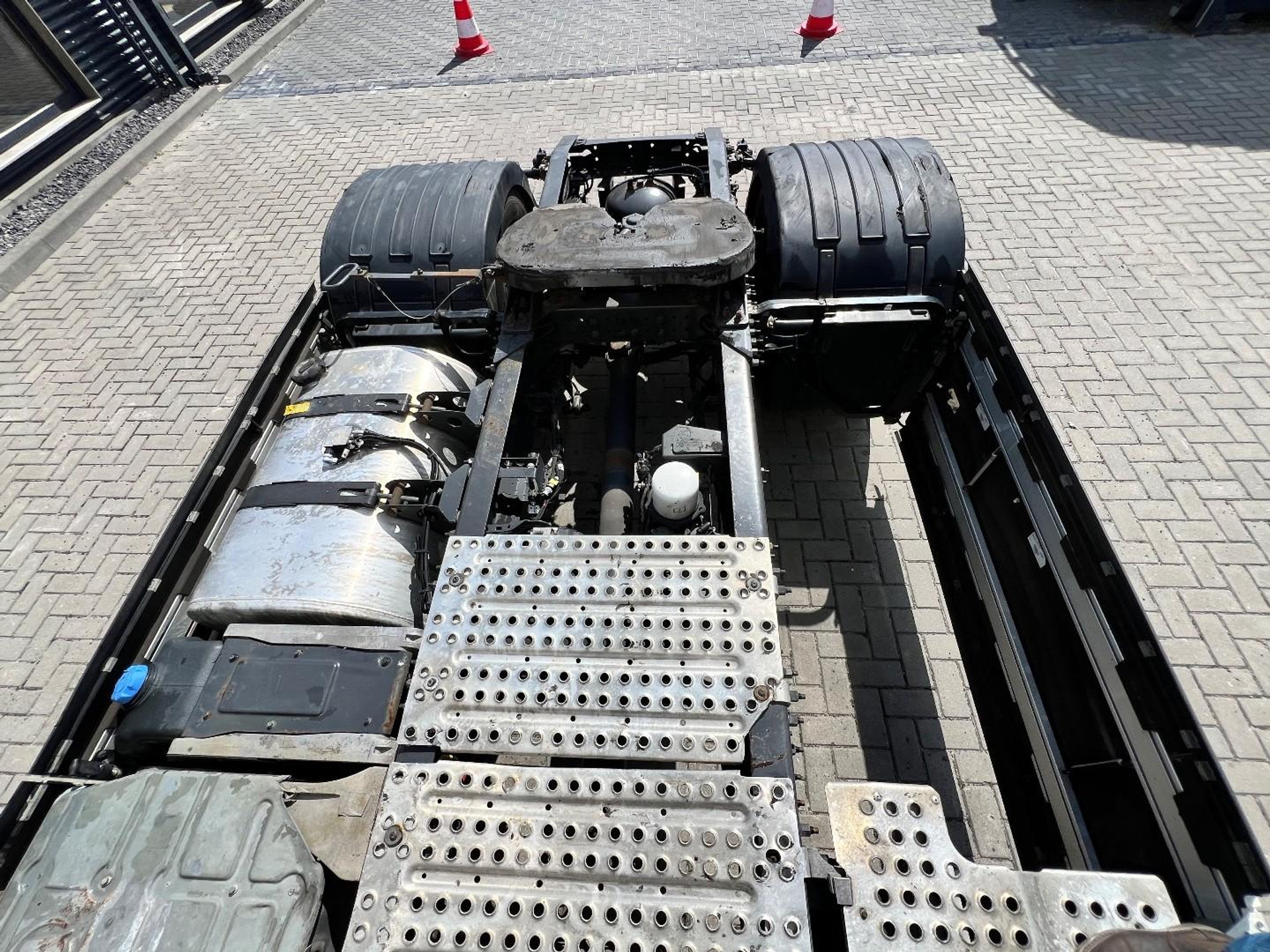 53629796-25.jpg