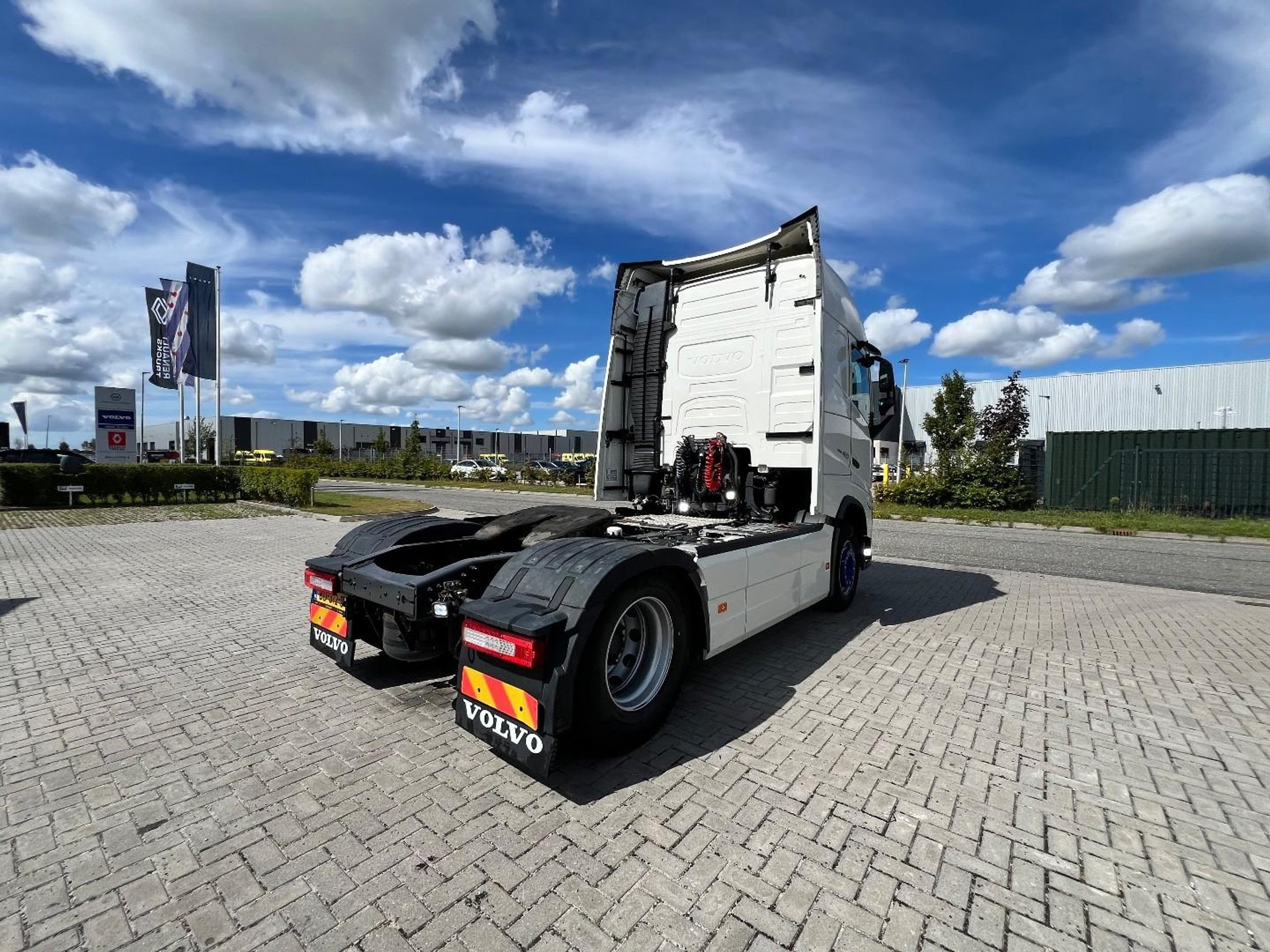53629796-5.jpg