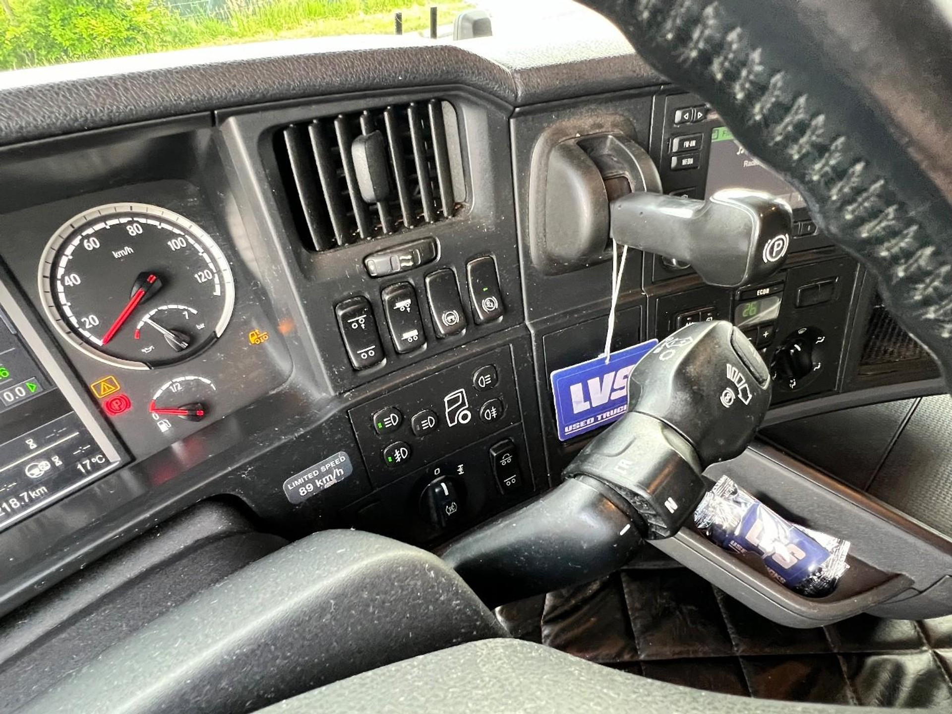 53899675-14.jpg