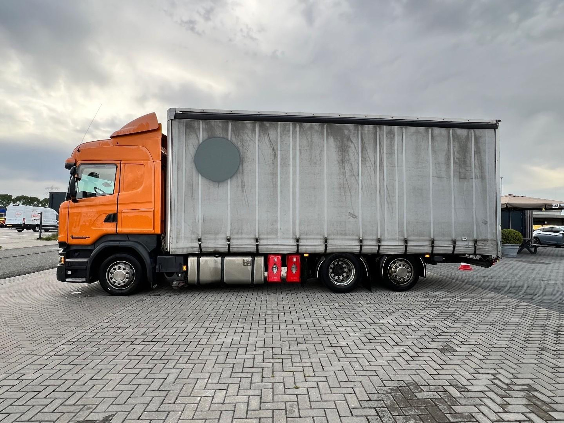 53899675-8.jpg