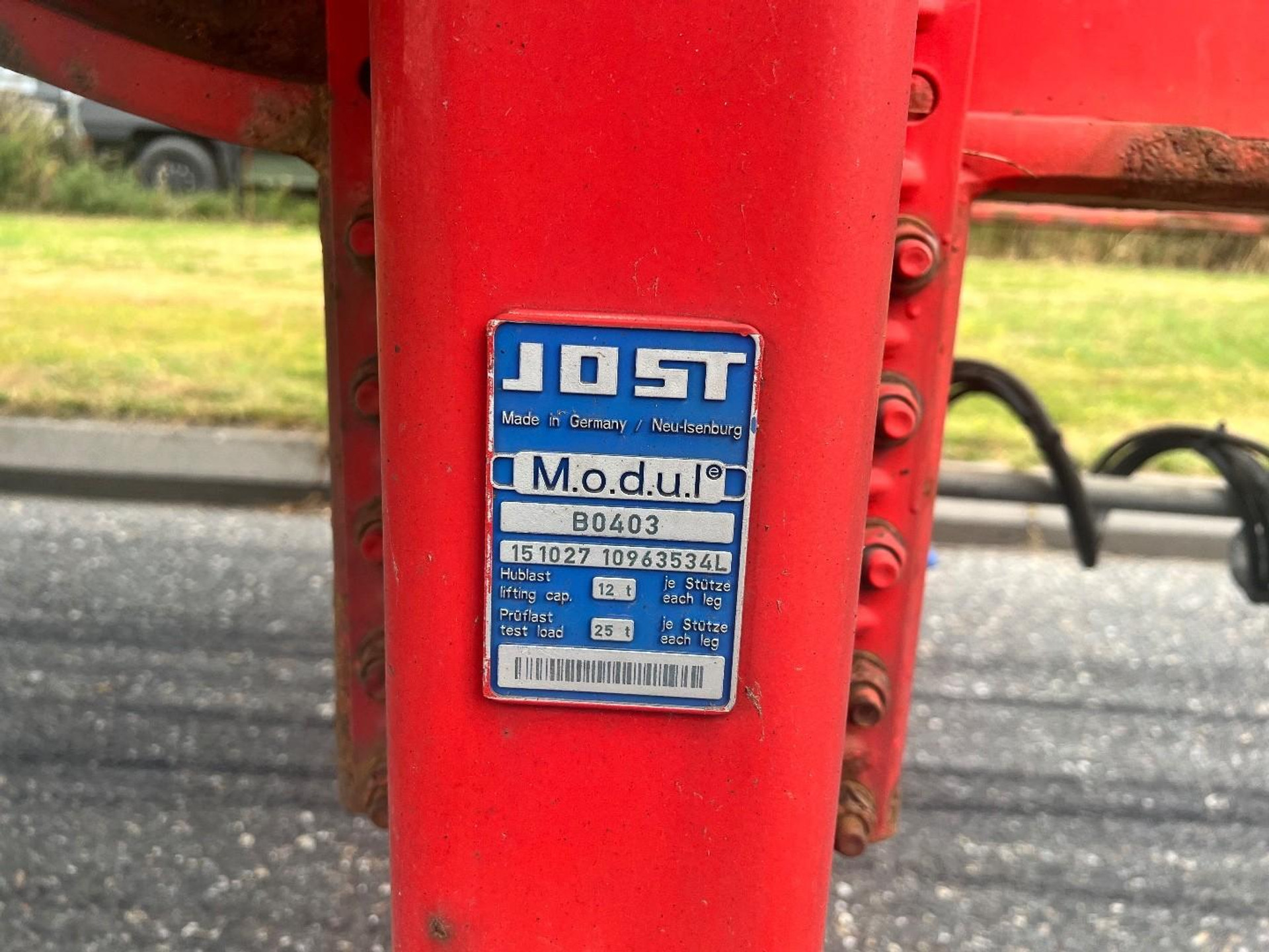 56038335-14.jpg