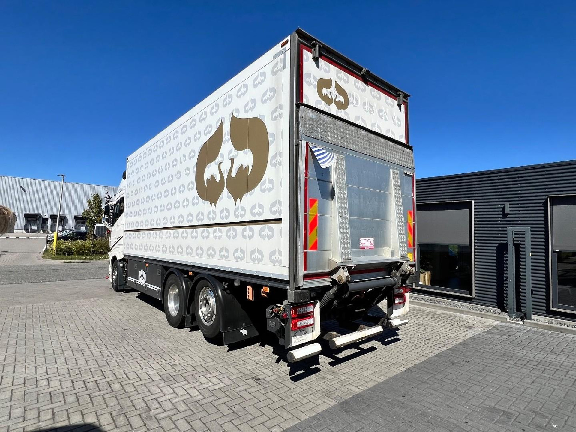 53164048-7.jpg