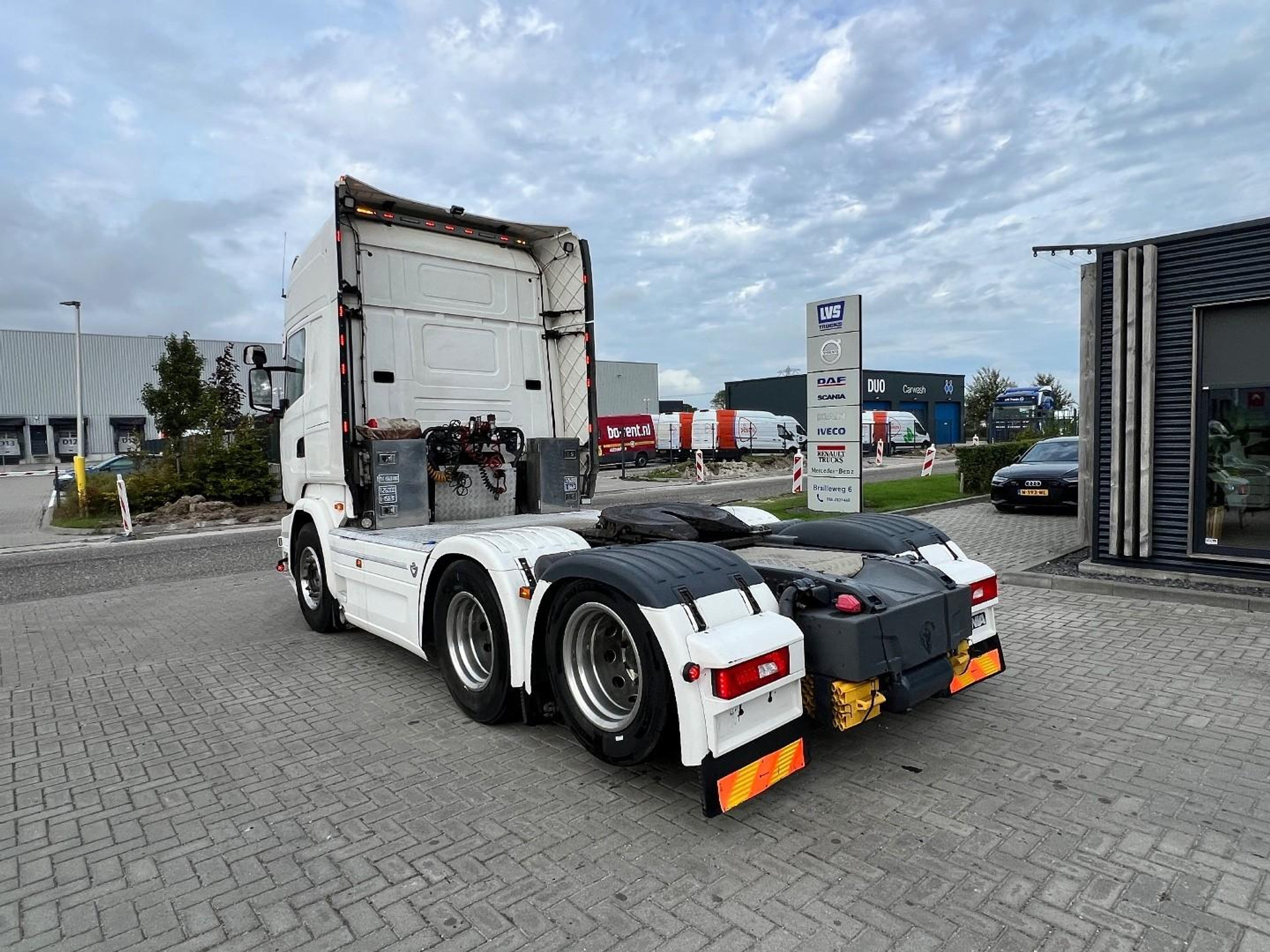 56735124-7.jpg