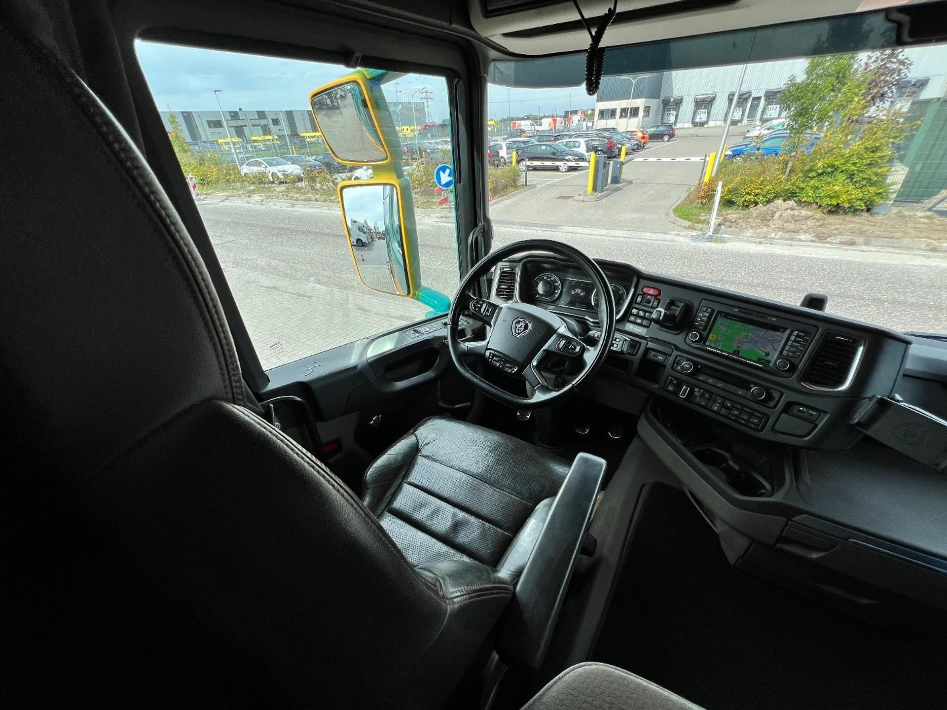 56706122-28.jpg