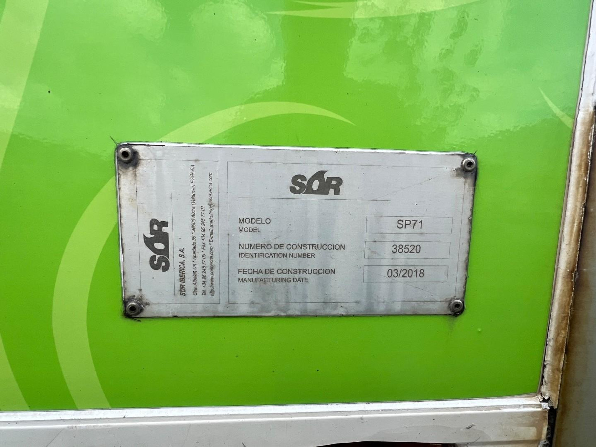 53588274-10.jpg