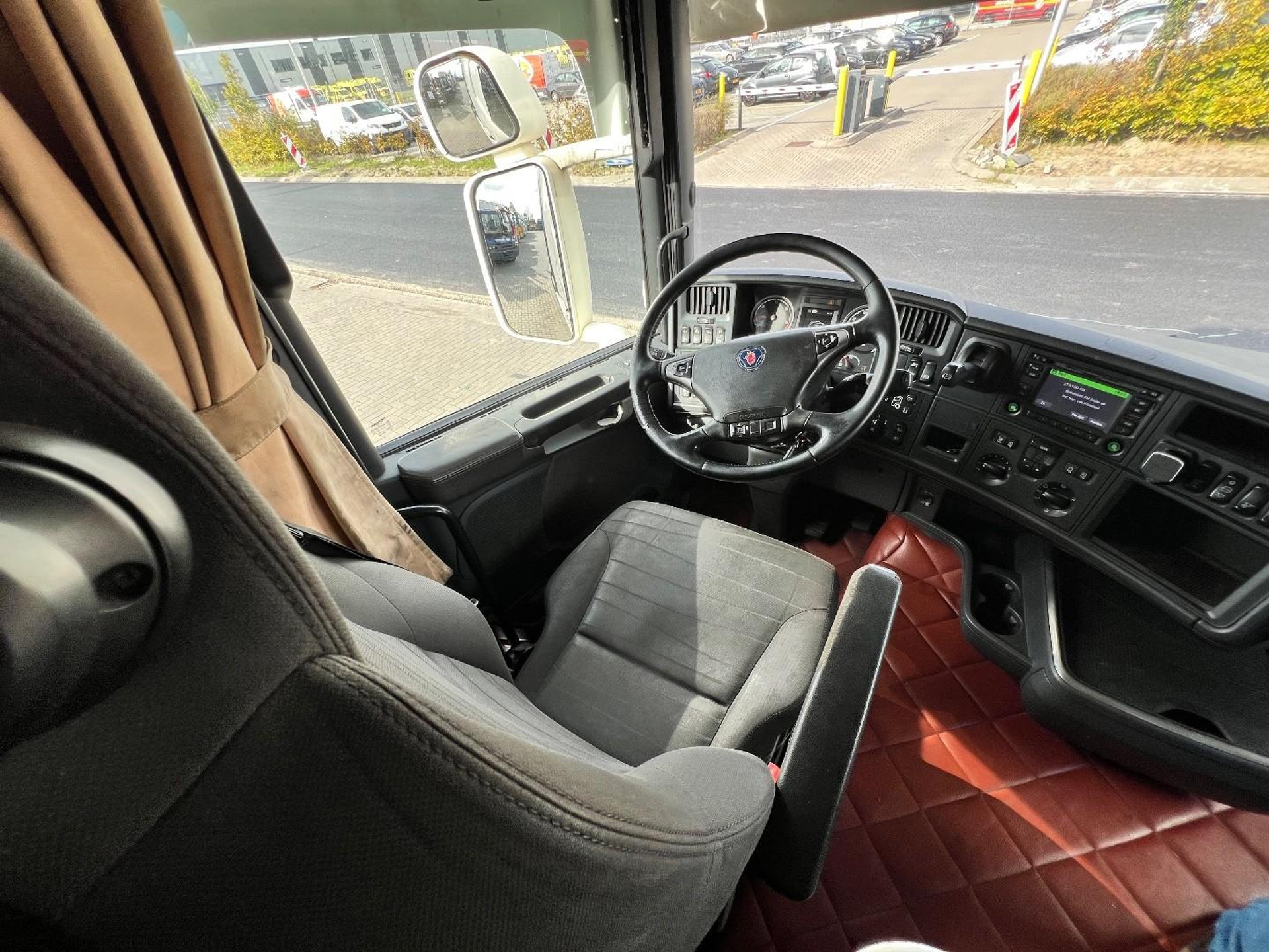 57224335-26.jpg