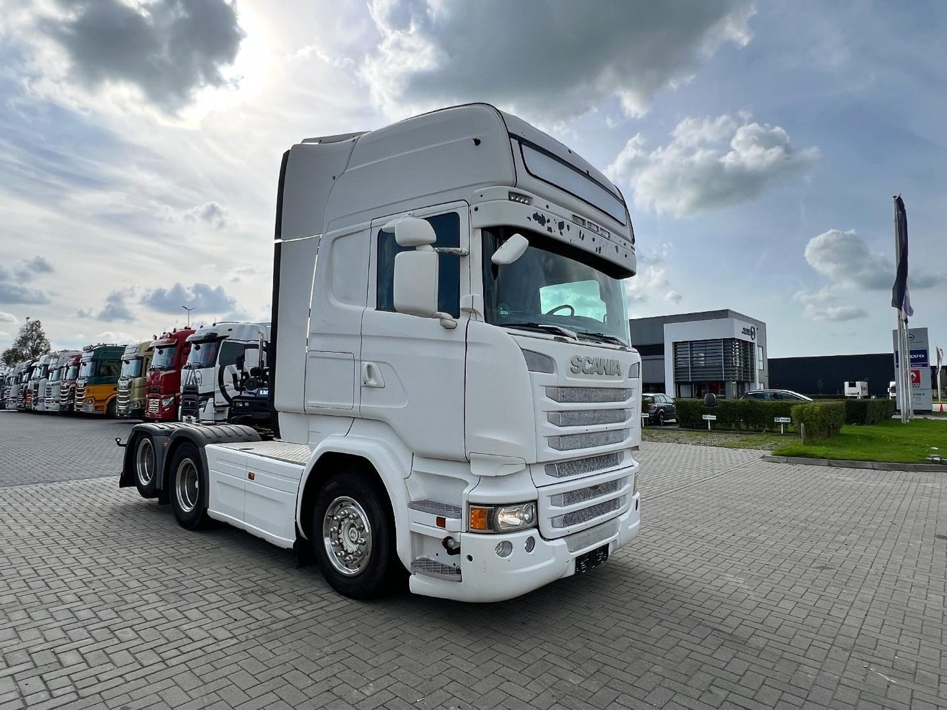 57224335-3.jpg