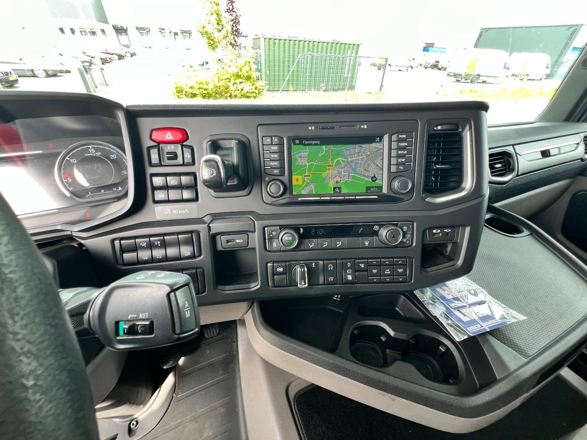 53288325-17.jpg