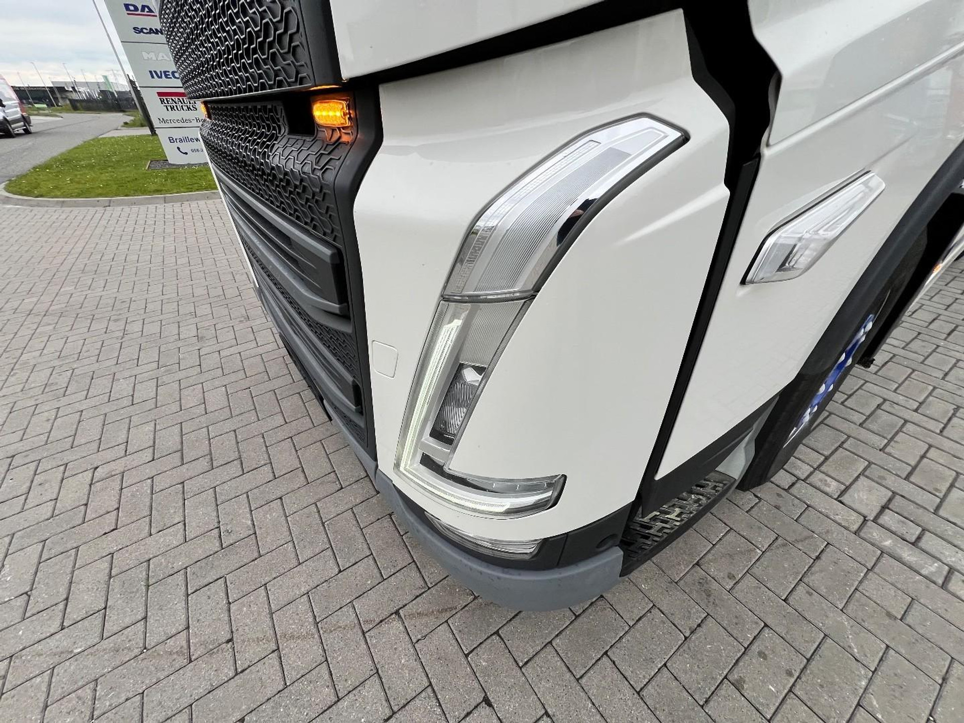 53550420-11.jpg