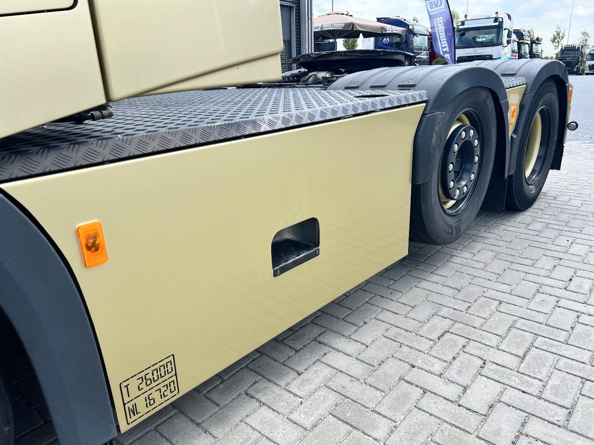 55502803-9.jpg