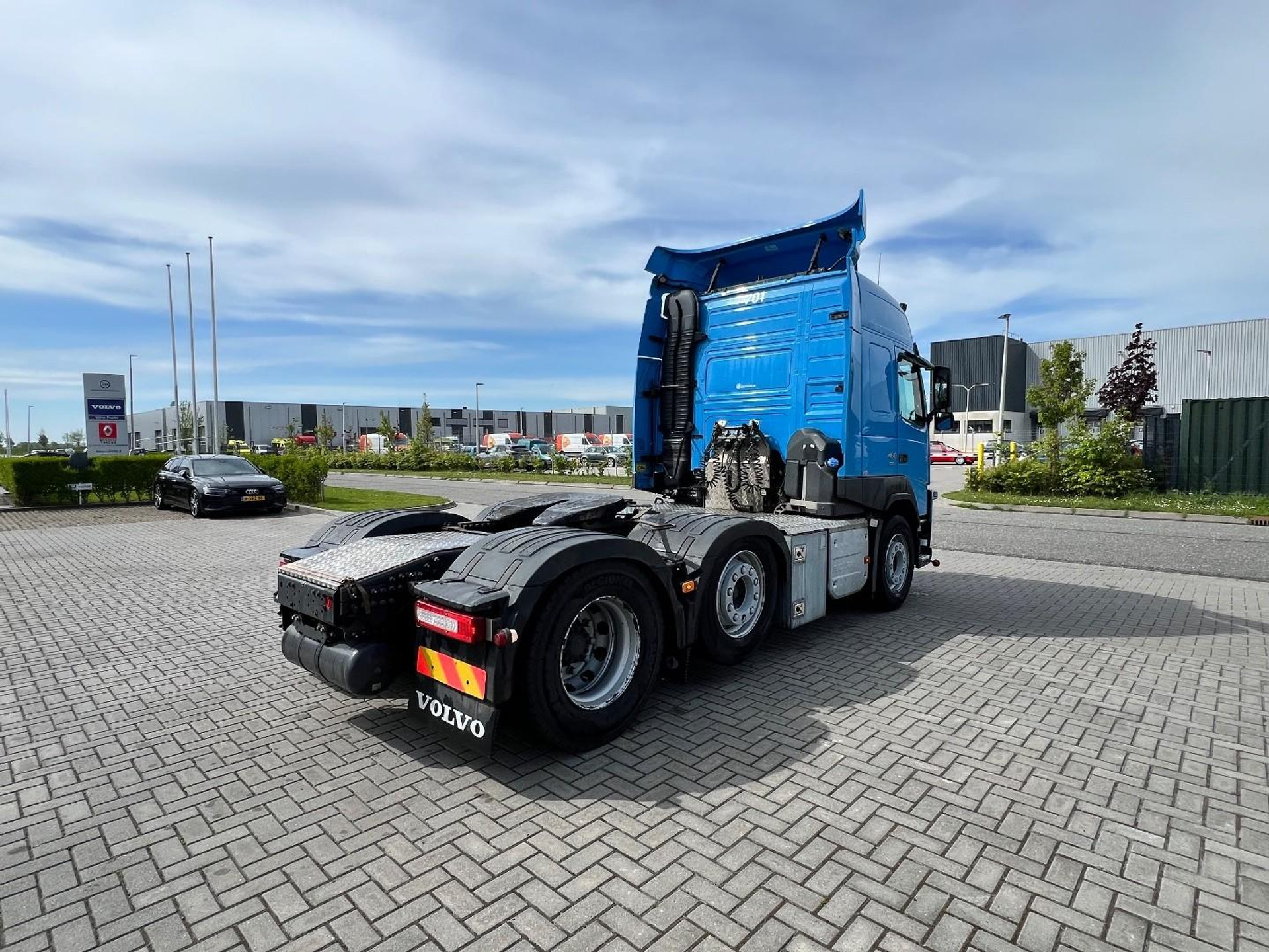 53259643-6.jpg